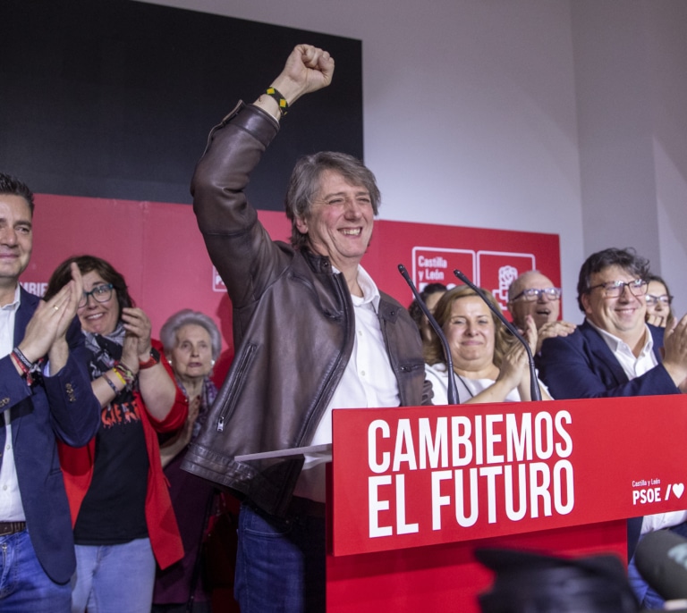 El PSOE supera expectativas y revive con Carlos Martínez como candidato: gana dos escaños y se come a su izquierda