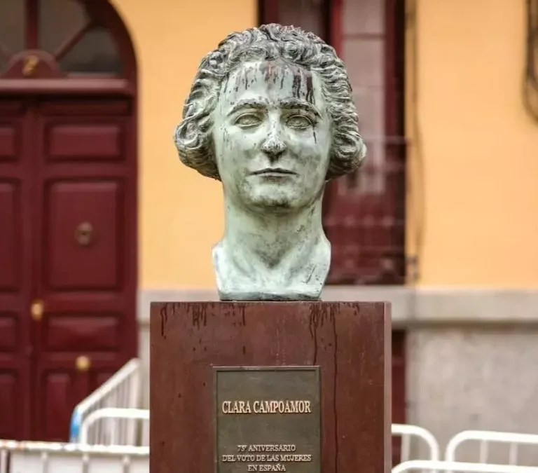 Vandalizado el busto de Clara Campoamor en Madrid en la víspera del 8M