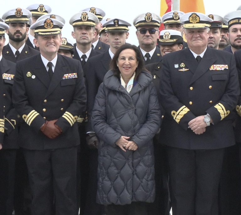Margarita Robles y los 400 marinos españoles en el puerto de Dublín