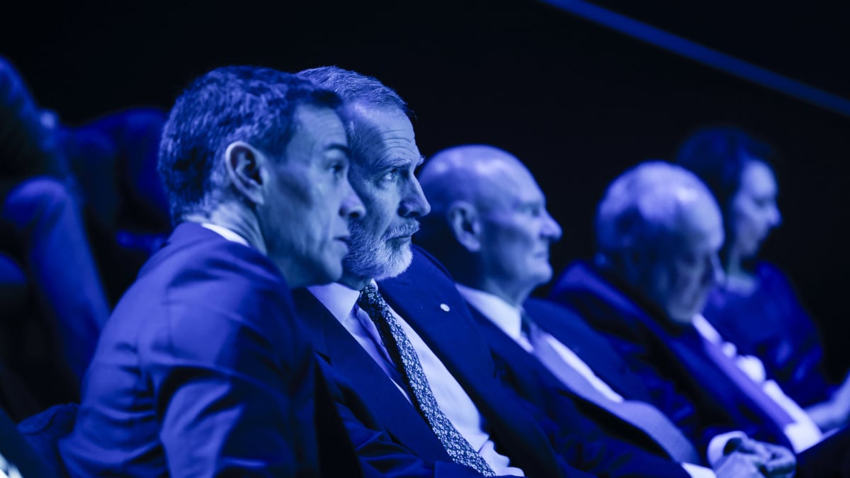 BARCELONA (ESPAÑA), 02/03/2026.- El rey Felipe VI y el presidente del Gobierno, Pedro Sánchez (i) durante la vigésima edición del Mobile World Congress (MWC) en Barcelona, que comienza este lunes con la expectativa de que más de 100.000 visitantes pasen por el congreso, el principal evento mundial sobre tecnología ligada a la conectividad, en el que se congregan más de 2.900 expositores. EFE/Alberto Estévez