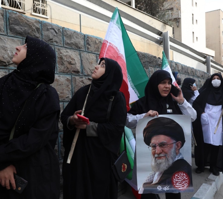 Los clérigos iraníes aseguran haber elegido ya al nuevo líder supremo mientras Israel renueva su amenaza: "Está en nuestro punto de mira"