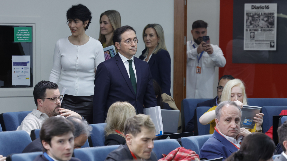MADRID, 10/03/2026.- La ministra de Educación, Formación Profesional y Deportes, Milagros Tolón (2d); la vicepresidenta tercera y ministra para la Transición Ecológica y el Reto Demográfico, Sara Aagesen (2i); la ministra de Inclusión, Seguridad Social y Migraciones y portavoz del Gobierno, Elma Saiz (i), y el ministro de Asuntos Exteriores, Unión Europea y Cooperación, José Manuel Albares (c), a su llegada a una rueda de prensa posterior a la reunión del Consejo de Ministros, este martes, en Madrid. EFE/Zipi