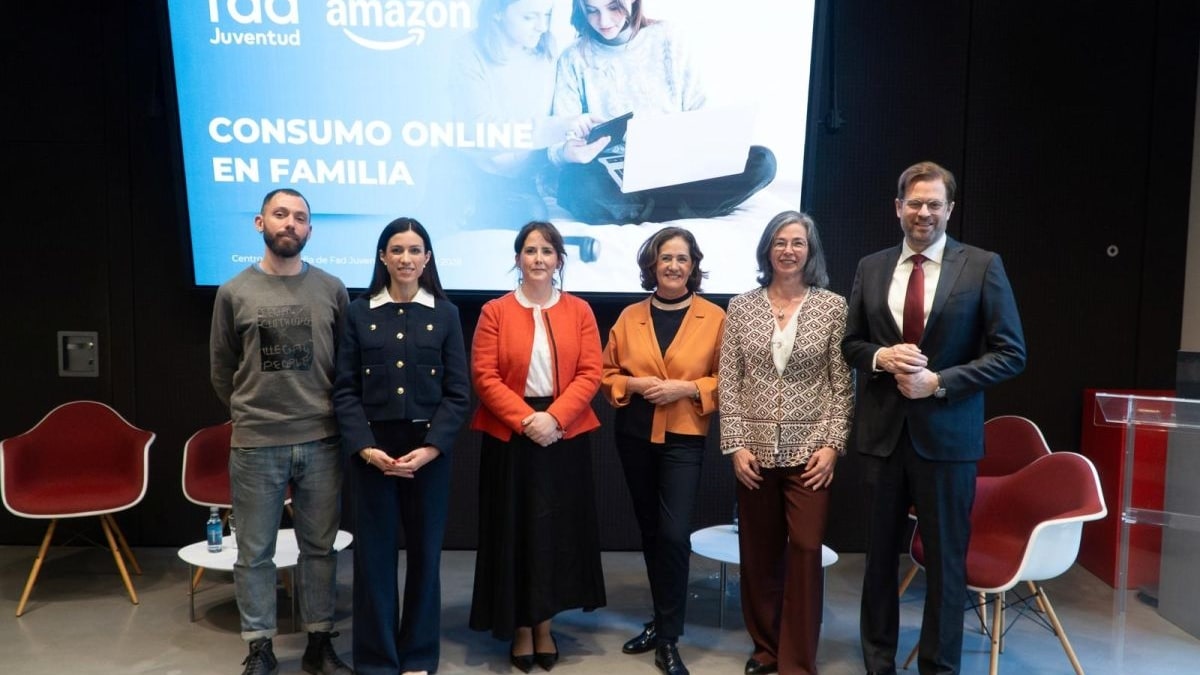 El 98% de las familias españolas supervisa las compras online de sus hijos e hijas adolescentes, según un estudio de Fad Juventud y Amazon