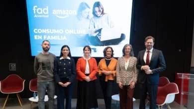 El 98% de las familias españolas supervisa las compras online de sus hijos e hijas adolescentes, según un estudio de Fad Juventud y Amazon