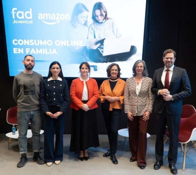 El 98% de las familias españolas supervisa las compras online de sus hijos e hijas adolescentes, según un estudio de Fad Juventud y Amazon