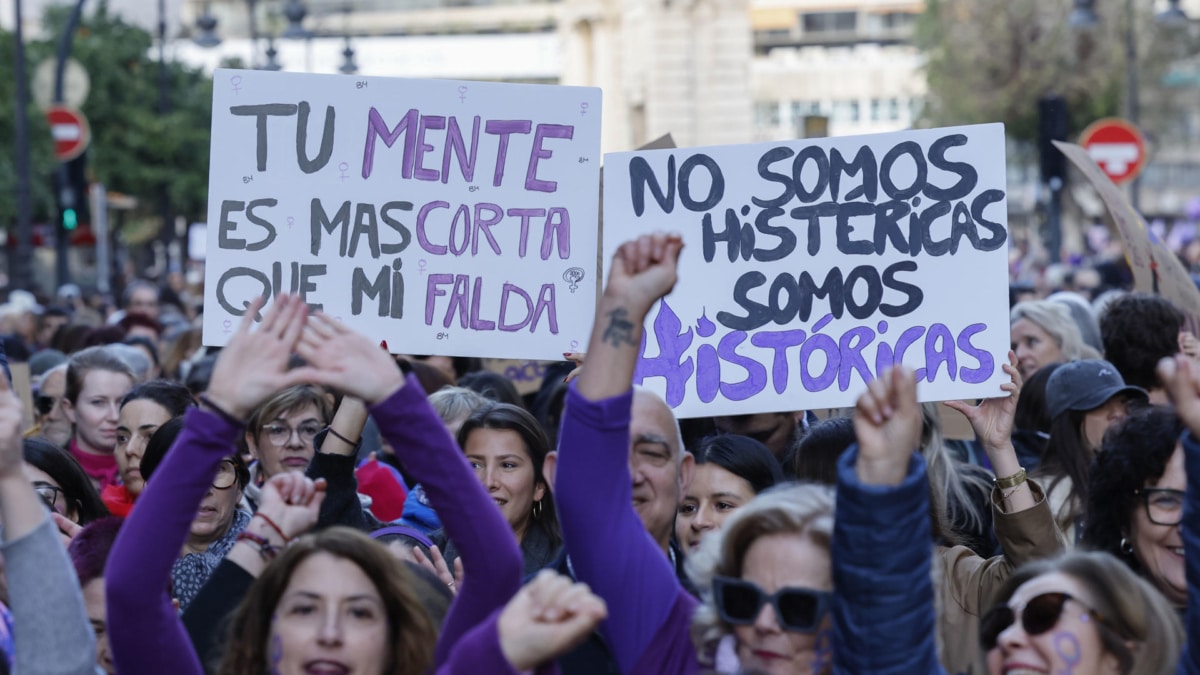 Asistentes a la manifestación convocada por el Moviment Feminista de València.