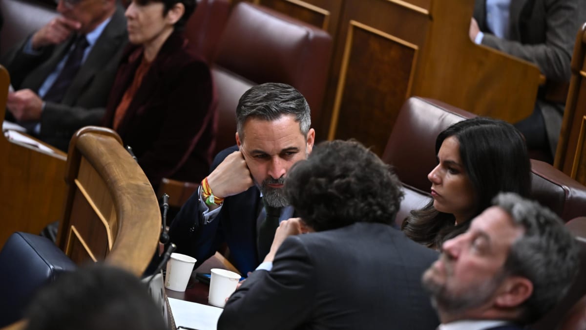 El presidente de Vox, Santiago Abascal, conversa con su secretario general en el Congreso, José María Figaredo, junto a su portavoz, Pepa Millán