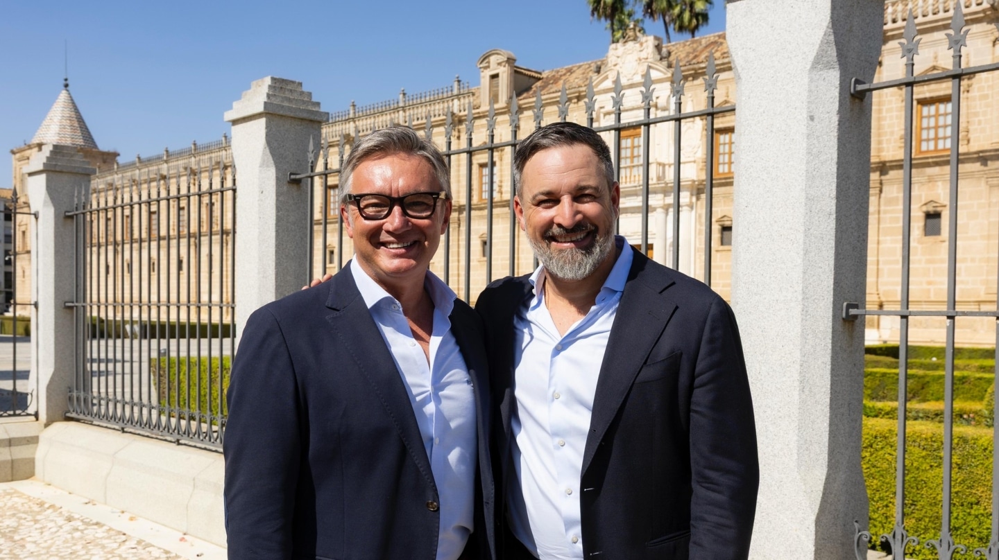 El presidente de Vox, Santiago Abascal, y el portavoz del partido en el Parlamento de Andalucía, Manuel Gavira, en Sevilla en octubre de 2025