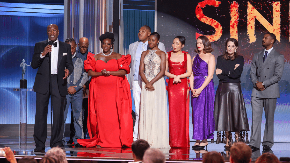 El elenco de 'Sinners' sube al escenario para recibir el premio del Sindicato de Actores, anoche en Los Ángeles.