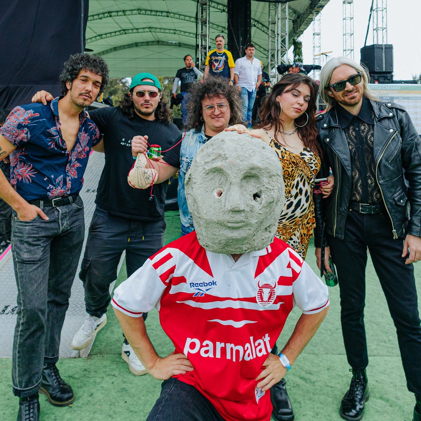 Los miembros de Alcalá Norte, con Álvaro Rivas transformado en 'hombre planeta' en primer plano, antes de su concierto en el festival Vive Latino de México.