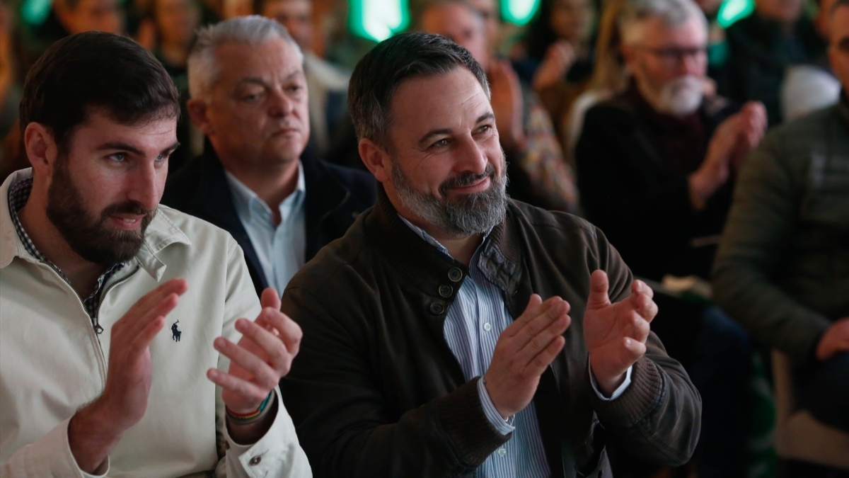 El presidente de Vox, Santiago Abascal, y su exlíder en Murcia, José Ángel Antelo, en un mitin