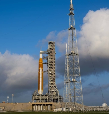 El cohete del Sistema de Lanzamiento Espacial Artemis II de la NASA.