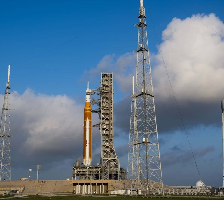 La misión Artemis II despega para volver a la órbita de la Luna más de 50 años después