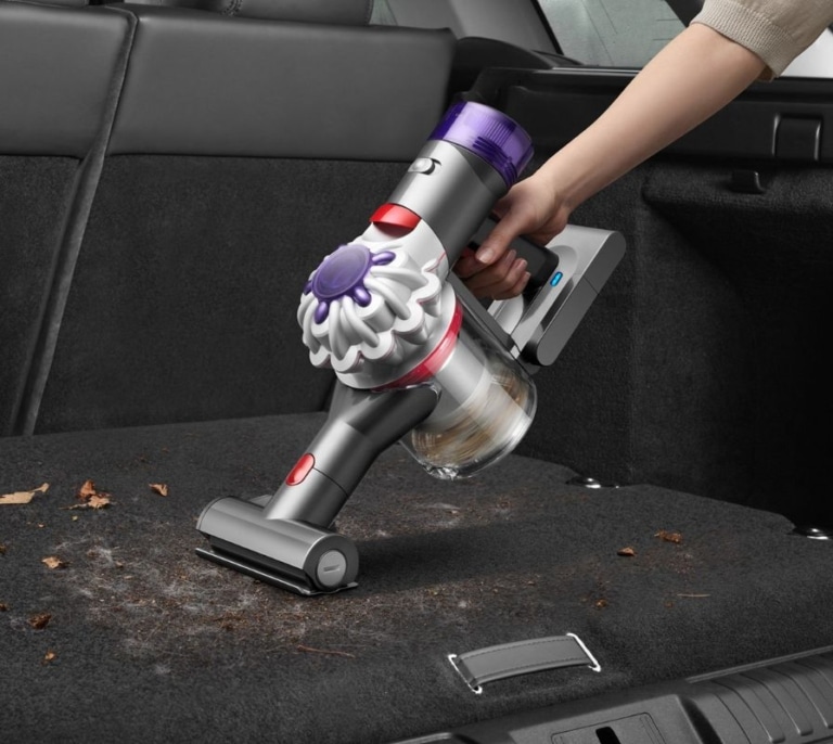 Dyson tiene la aspiradora de mano que deja tu coche impecable en minutos (sin cables ni esfuerzo)