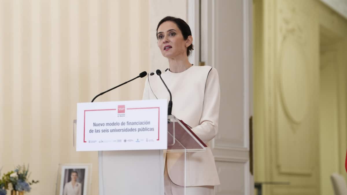 Ayuso dice que Sánchez "va a arruinar a España", abandonada "ante los peligros del mundo"