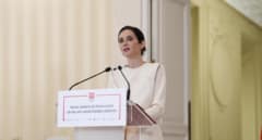 Ayuso dice que Sánchez "va a arruinar a España", abandonada "ante los peligros del mundo"