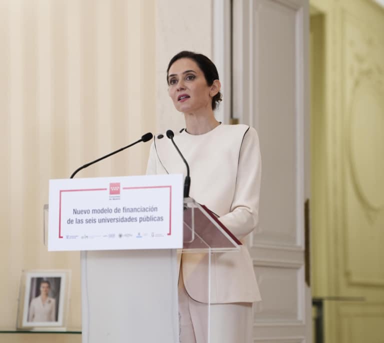 Ayuso dice que Sánchez "va a arruinar a España", abandonada "ante los peligros del mundo"