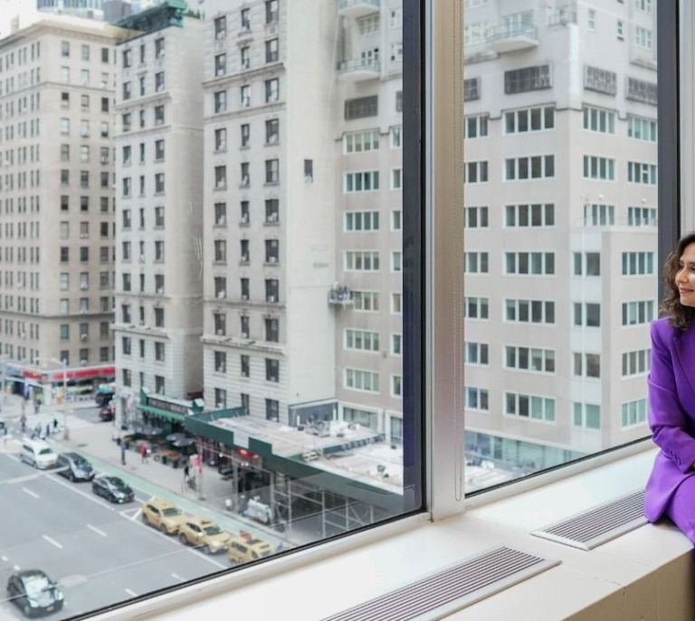 Ayuso sortea la guerra y se verá en Nueva York con el propietario del Atlético de Madrid (entre otros empresarios)