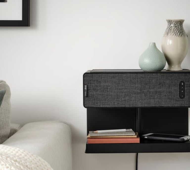 Ikea tiene la balda con cargador inalámbrico que los dormitorios modernos utilizan como mesilla