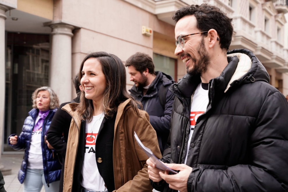 La secretaria general de Podemos, Ione Belarra, y su candidato a la presidencia de Castilla y León, Miguel Ángel Llamas, durante un paseo por Valladolid este miércoles