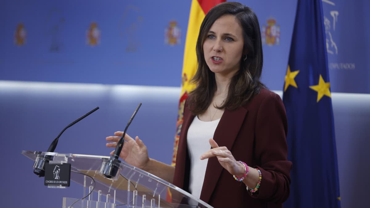 La secretaria general de Podemos y diputada, Ione Belarra, en una comparecencia de prensa este martes en el Congreso