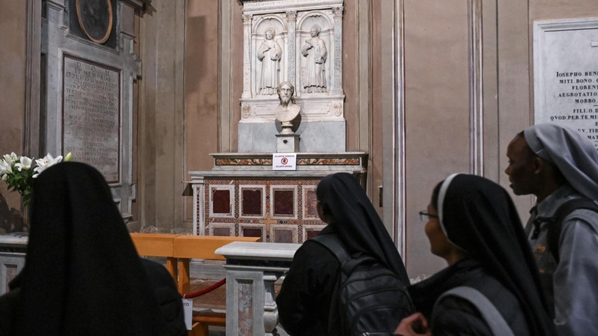 Unas monjas observan el busto atribuido a Miguel Ángel en la basílica de Santa Inés Extramuros.