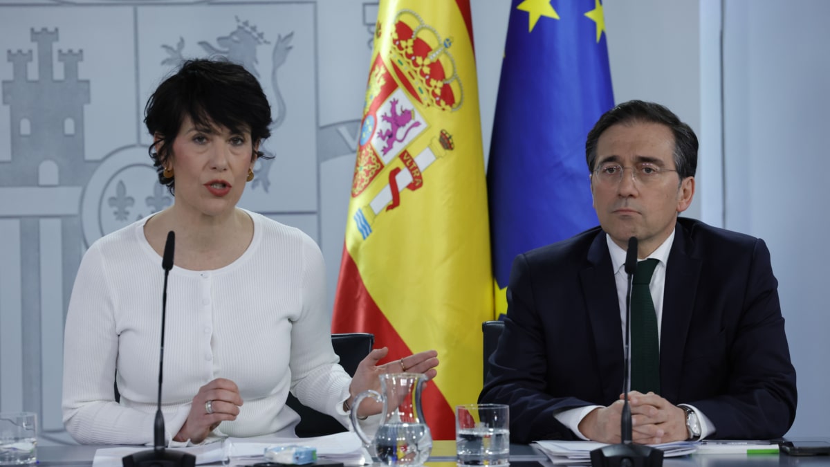 MADRID, 10/03/2026.- La ministra de Inclusión, Seguridad Social y Migraciones y portavoz del Gobierno, Elma Saiz (i), y el ministro de Asuntos Exteriores, Unión Europea y Cooperación, José Manuel Albares (d), ofrecen una rueda de prensa posterior a la reunión del Consejo de Ministros, este martes, en Madrid. EFE/Zipi