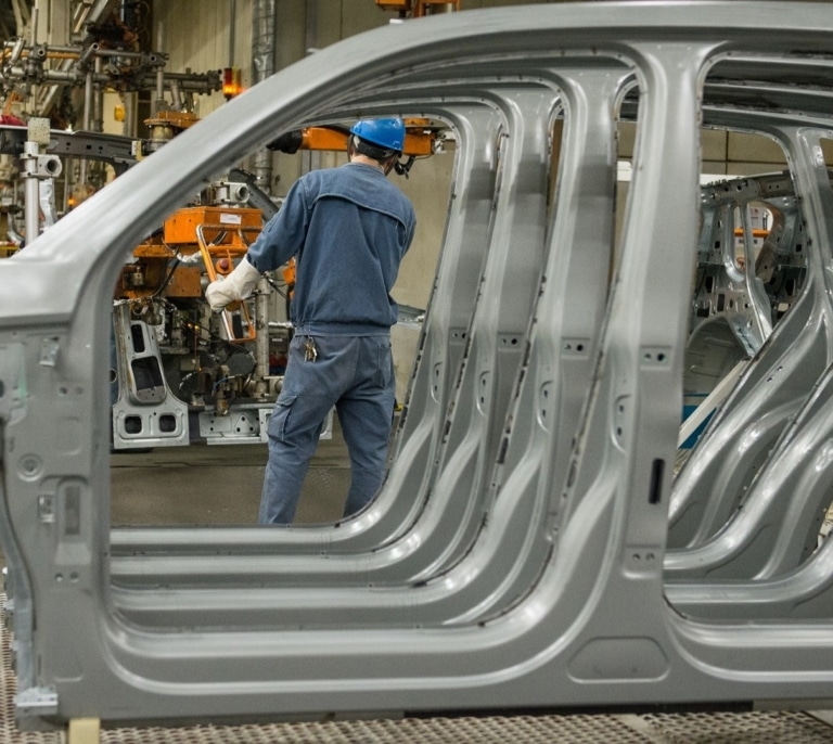 Lo barato para el fabricante sale caro para el usuario: lo que revela el cambio de material de una pieza clave del coche