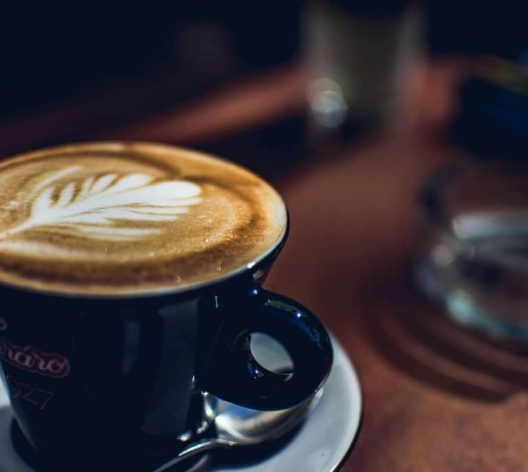 ¿Te gusta el café de especialidad? Prepararlo en casa es más fácil de lo que parece con esta cafetera espresso