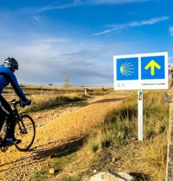Imagen de archivo de una persona montando en bici
