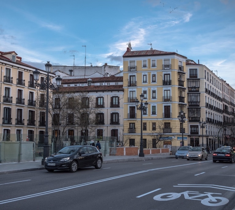 Marcha atrás en carretera: en qué casos puedes hacerlo sin arriesgarte a una multa de la DGT