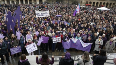 El Gobierno reconduce la marea violeta del 8M al ‘No a la guerra’