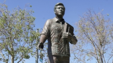 La caída en desgracia de César Chávez, el héroe de la comunidad latina acusado de violación que inspiró a Obama