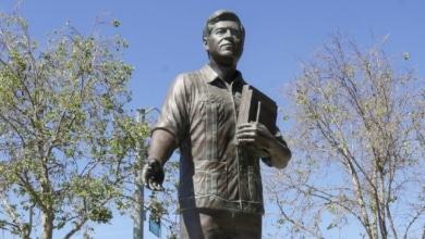 La caída en desgracia de César Chávez, el héroe de la comunidad latina acusado de violación que inspiró a Obama