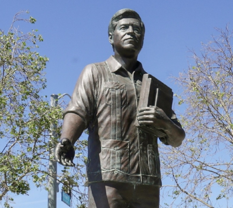 La caída en desgracia de César Chávez, el héroe de la comunidad latina acusado de violación que inspiró a Obama