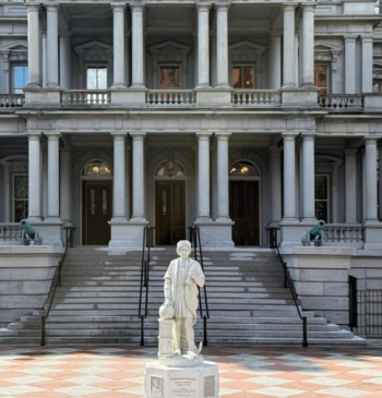 Trump homenajea a Cristóbal Colón, instala en la Casa Blanca la escultura [...]