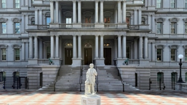 Trump homenajea a Cristóbal Colón, instala en la Casa Blanca la escultura que se retiró tras el asesinato de George Floyd