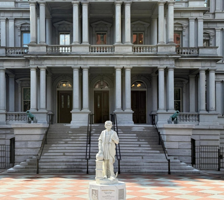 Trump homenajea a Cristóbal Colón, instala en la Casa Blanca la escultura que se retiró tras el asesinato de George Floyd