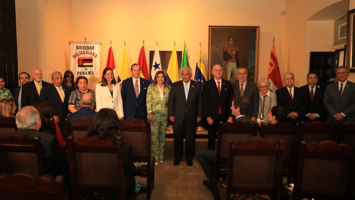 El presidente Mulino (c) en la presentación del bicentenario del Congreso Antifictiónico de Panamá.