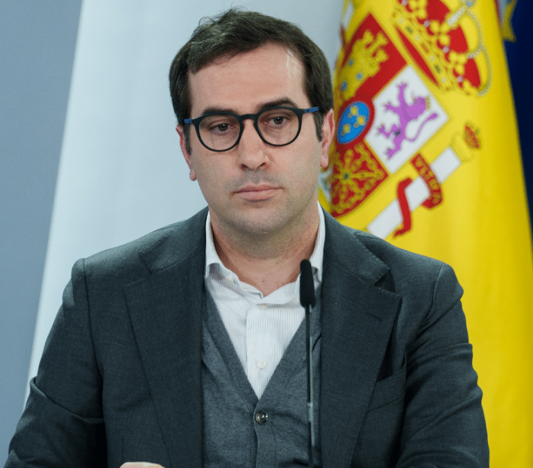 El Gobierno vigilará para evitar "enriquecimientos" a costa de la reducción del IVA a los carburantes