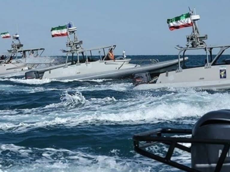 EEUU hunde un barco iraní en el primer ataque con torpedo desde un submarino desde la IIGM