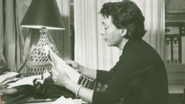 Marguerite Duras, la intelectual "ninfómana, arrogante y de moral suelta" que se metió en todos los charcos de Francia