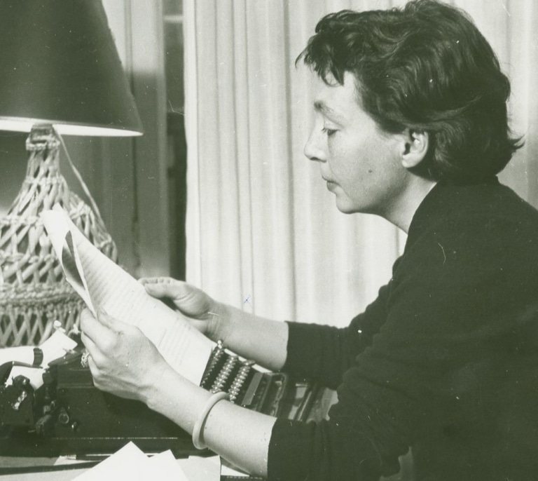 Marguerite Duras, la intelectual "ninfómana, arrogante y de moral suelta" que se metió en todos los charcos de Francia