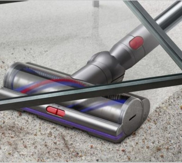 Olvídate de agacharte a limpiar debajo del sofá: esta es la aspiradora sin cable Dyson más ergonómica y flexible
