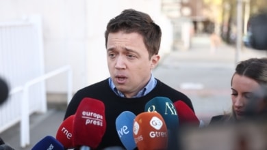 El juez suspende las declaraciones de Errejón y Mouliaá por una intervención quirúrgica al abogado de la actriz