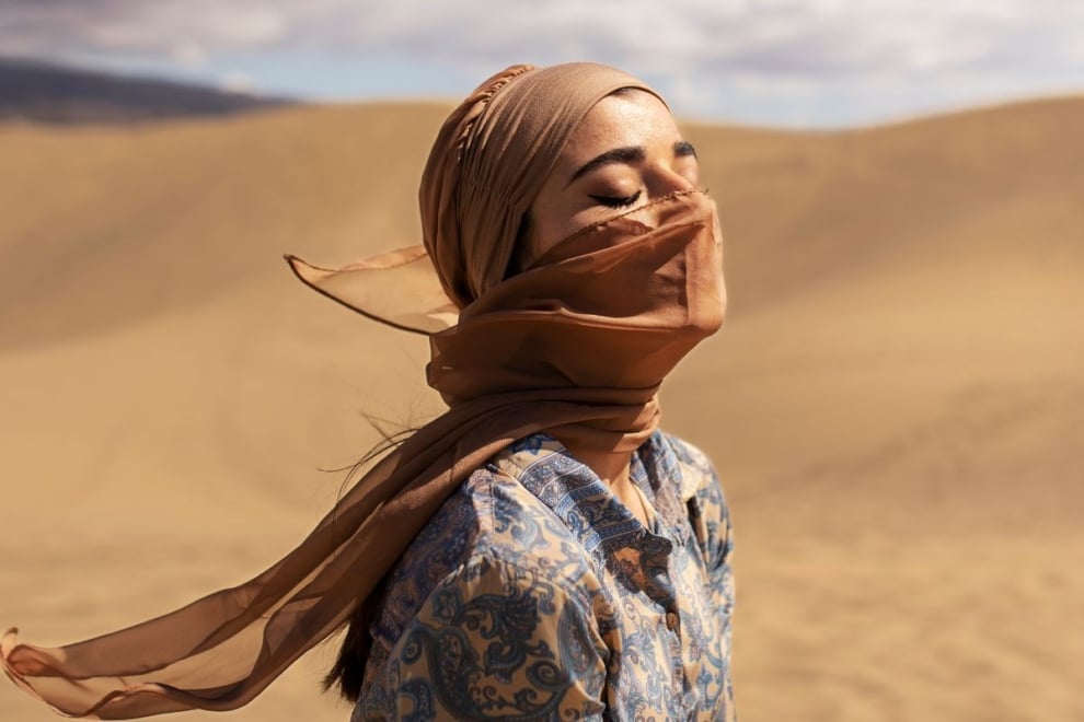 Mujer en desierto Marruecos