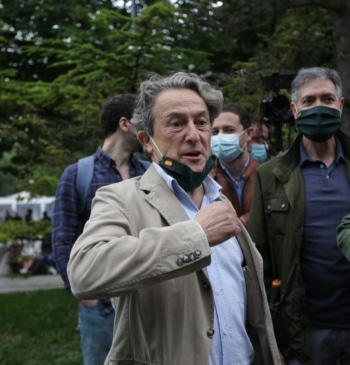 Hermann Terstch (Vox) afea al Rey su "casi habitual adhesión a las [...]