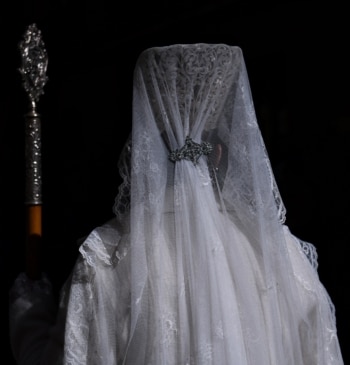 La mantilla, una prenda que se resiste a desaparecer