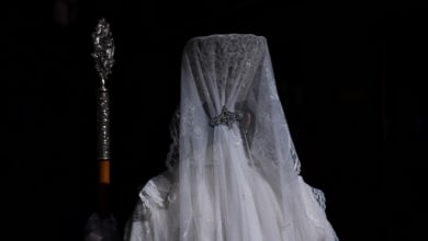 'Sí, Mantilla': la reivindicación sevillana de una prenda que se resiste a desaparecer