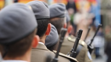 El doble juego del PSOE de Castilla y León: ataca al PP por verse con unos militares con los que mantuvo contactos previos